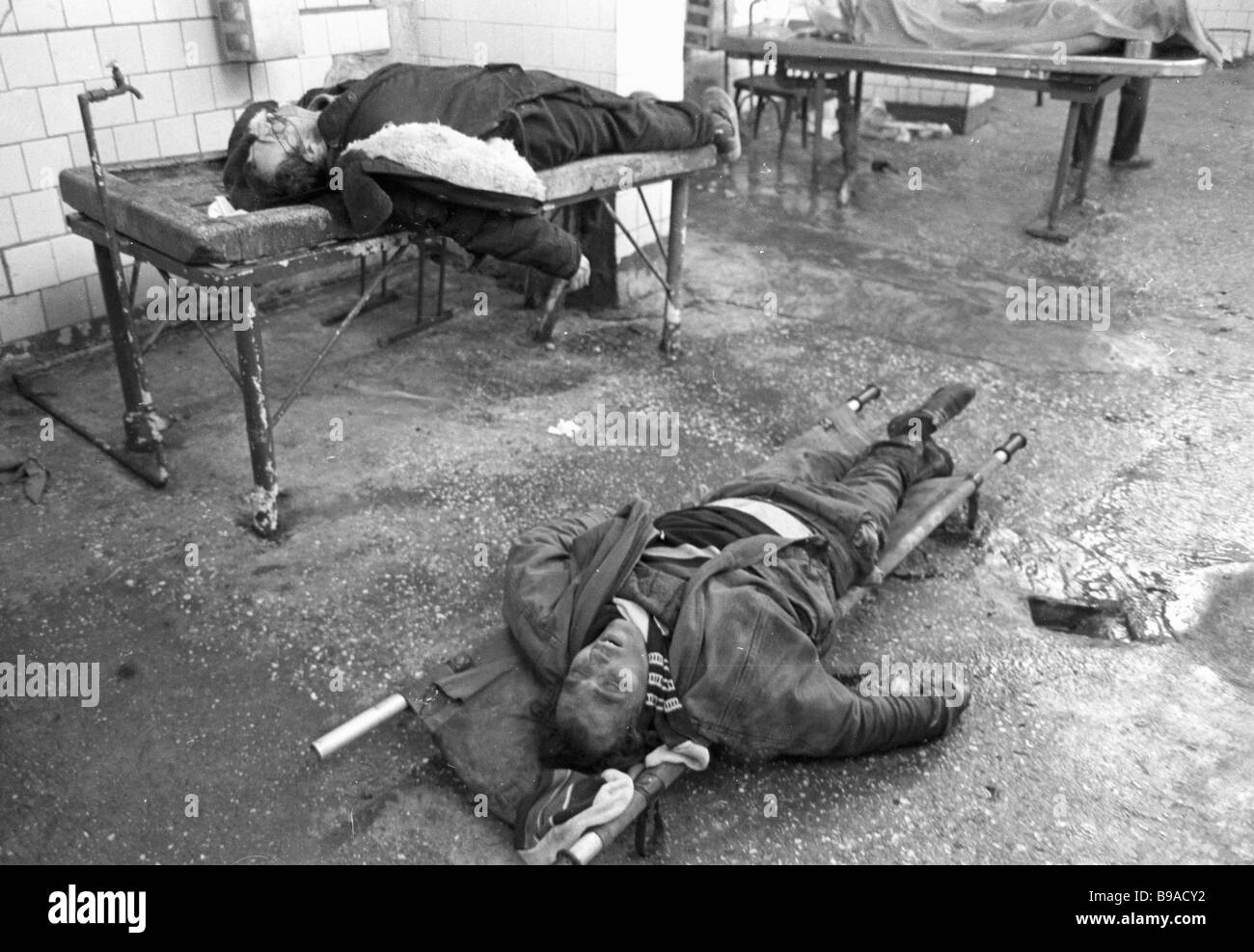 Morts victimes des conflits armés dans la région de Tbilissi, dans la morgue de l'hôpital No 1 de la ville Banque D'Images