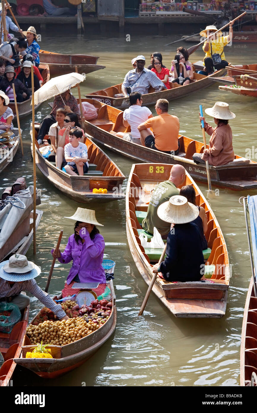 Vente d'aliments et de souvenirs à la marché flottant de Damnoen Saduak situé à environ 62 milles à l'extérieur de Bangkok Thaïlande Banque D'Images