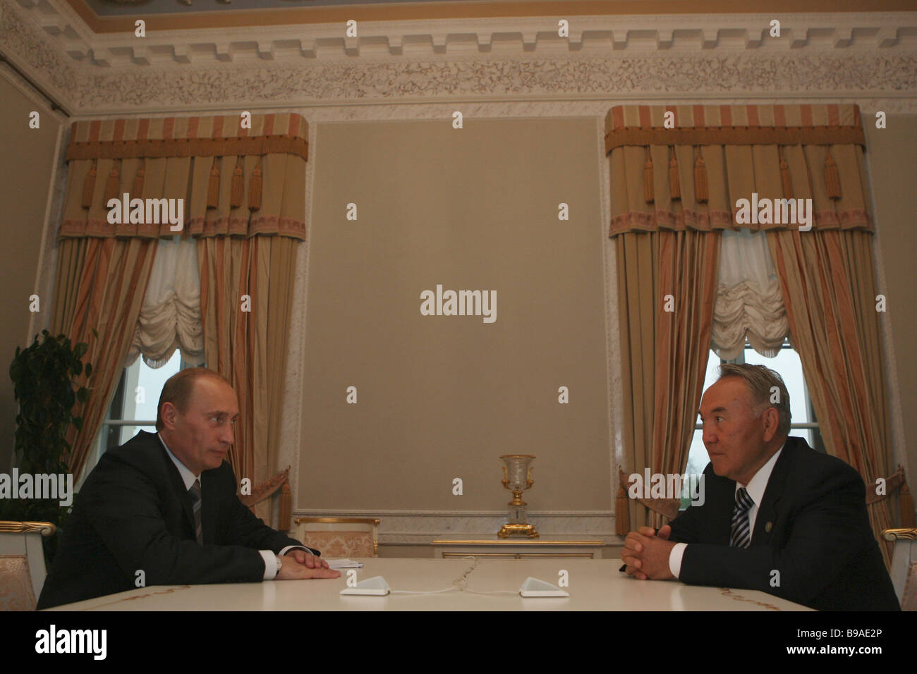 Rencontre bilatérale entre le Président Vladimir Poutine à gauche et le Président du Kazakhstan, M. Nursultan Nazarbayev au cours de droit Banque D'Images