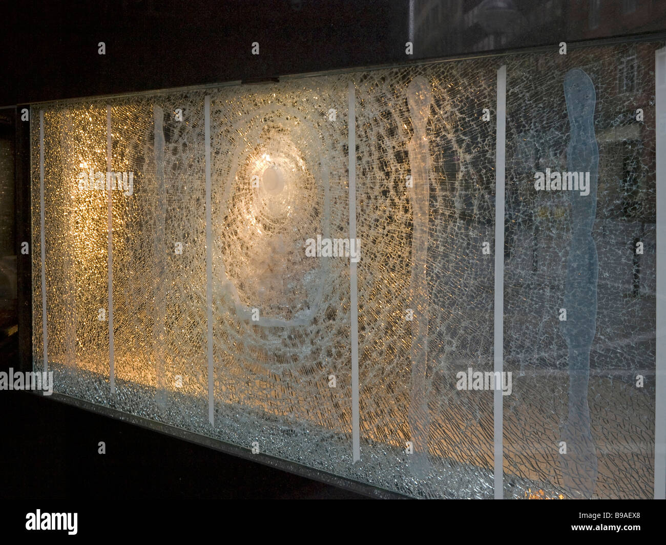 Plaques de verre cassé détruit le cambriolage d'un affichage d'une bijouterie  de luxe et noble ware articles dans Frankfurt am Main Photo Stock - Alamy