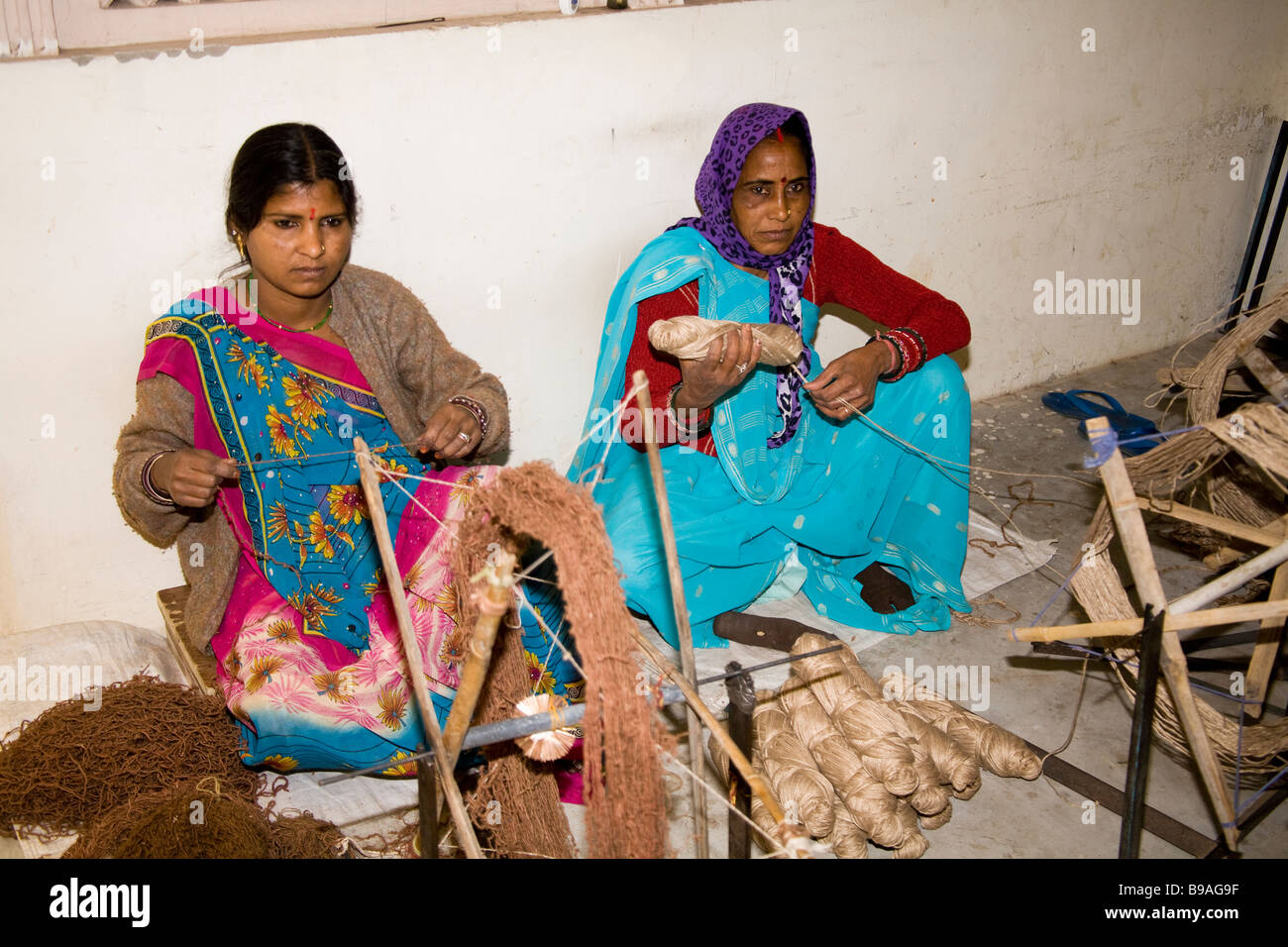 Mesdames la préparation de la laine pour la fabrication de tapis fait main, près de Sanganer, Jaipur, Rajasthan, Inde Banque D'Images