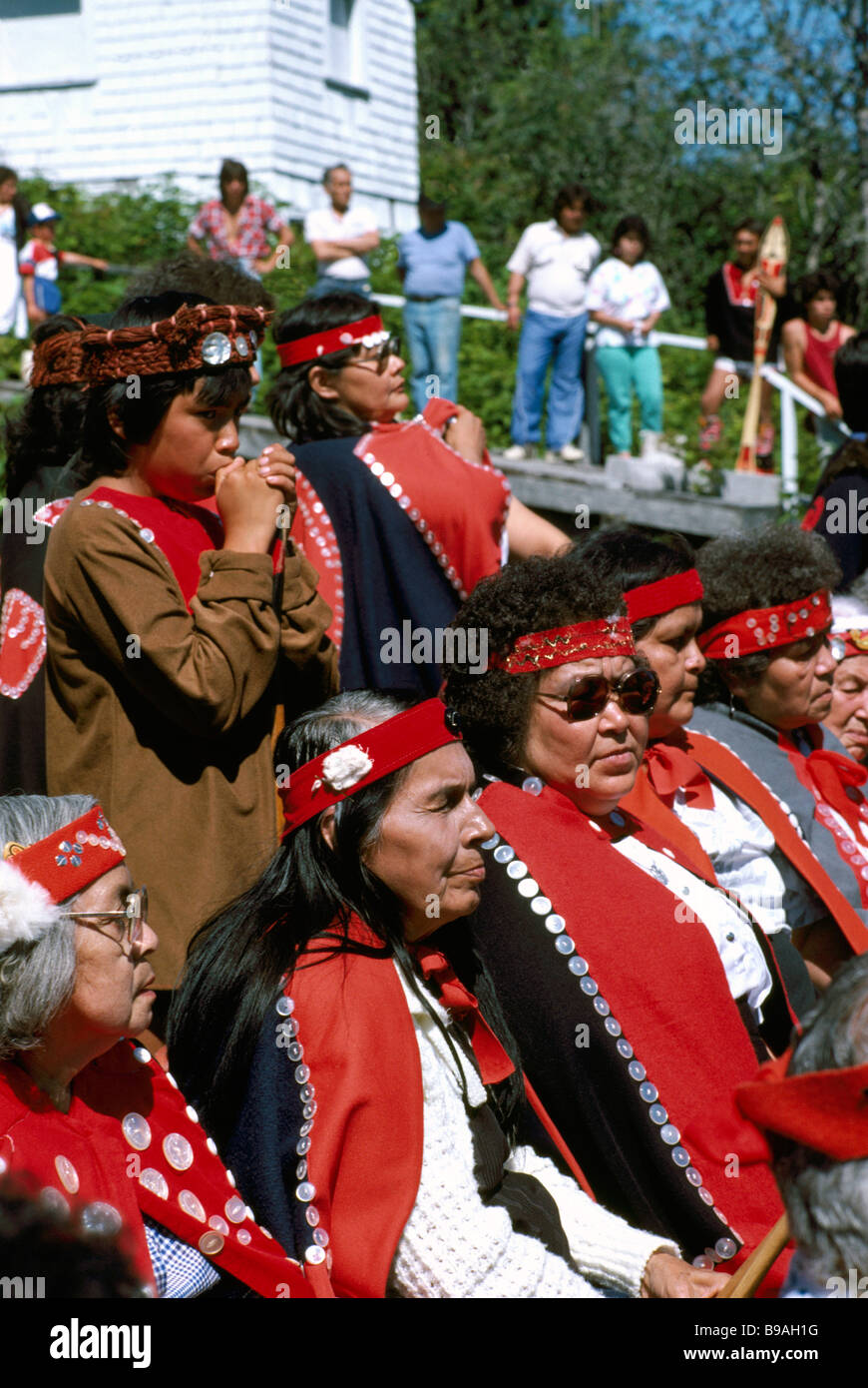 Les Indiens dans les tenues traditionnelles célébrer lors d'un Pow-wow à Bella Bella British Columbia Canada Banque D'Images