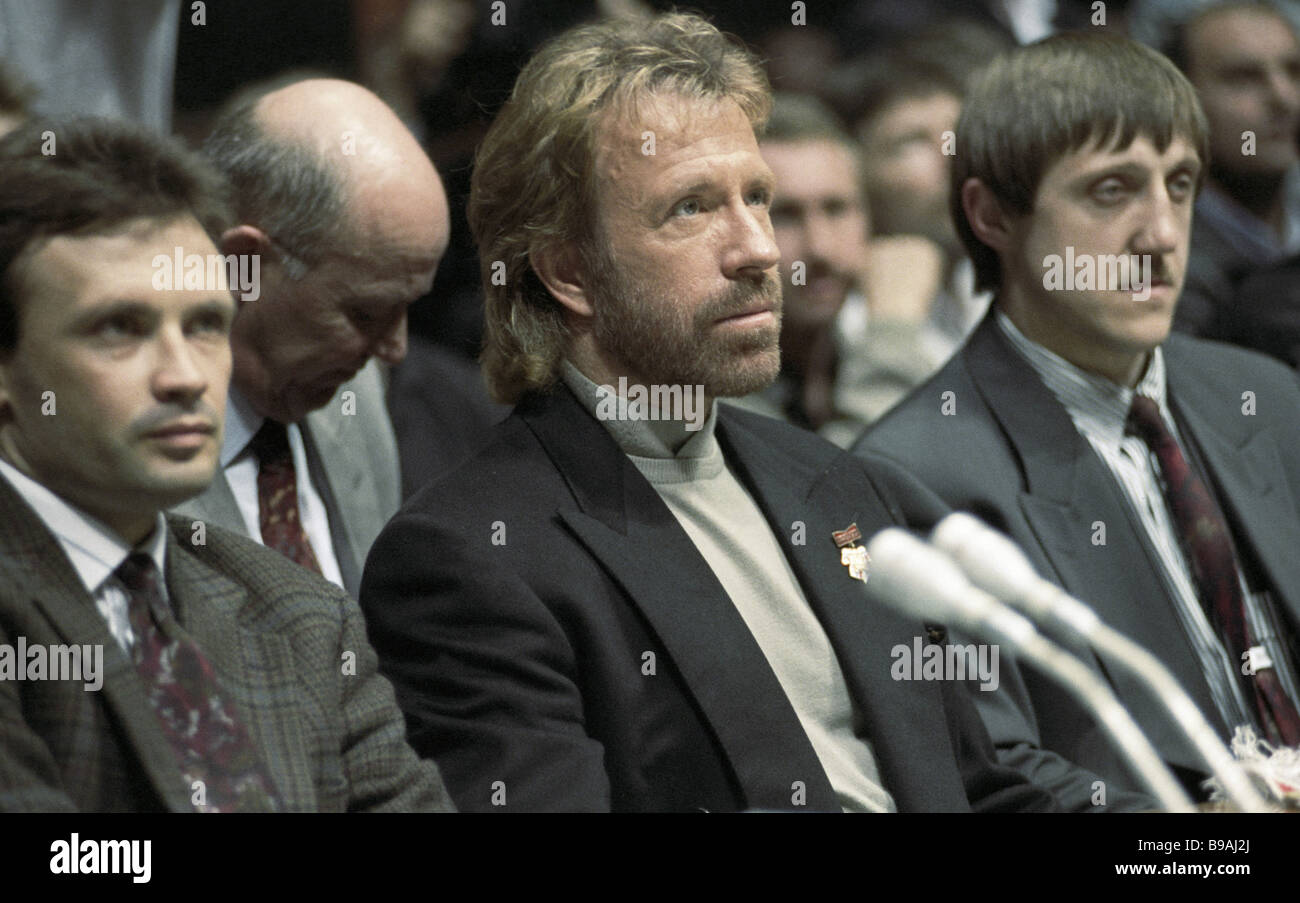 Sept fois champion du monde de karaté professionnel et Hollywood film star Chuck  Norris center de regarder un combat de boxe au coup Photo Stock - Alamy