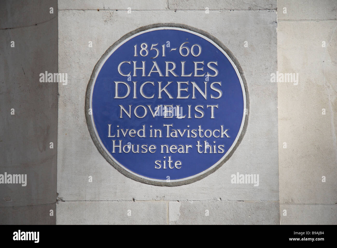 Une blue plaque marquant le bâtiment près de l'endroit où le romancier, Charles Dickins, vécu à Tavistock House, Londres. Mar 2009 Banque D'Images