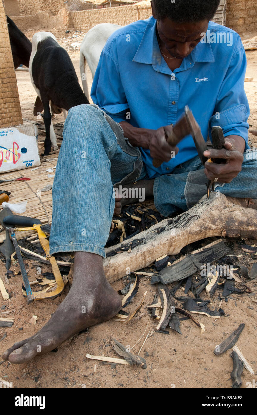 L'Afrique de l'Ouest Burkina Fasso Gorom Gorom artisan touareg travaillant sur le bois d'ébène Banque D'Images