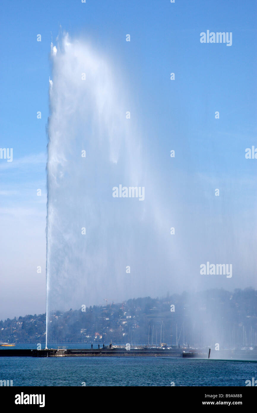 Jet d'eau jet d'eau ou les villes célèbres vue de la promenade du lac Genève Suisse Banque D'Images