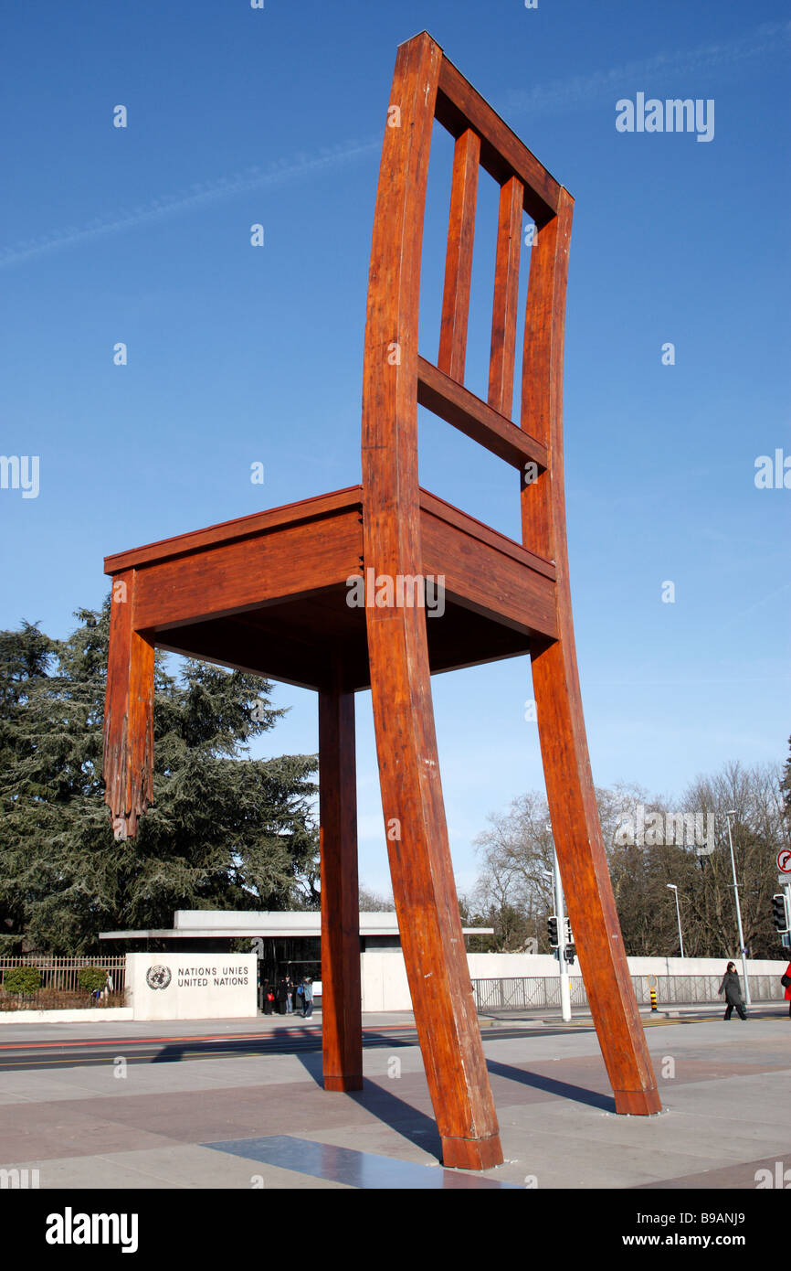 La chaise brisée par daniel berset sur la place des nations devant les  bureaux de l'Organisation des Nations unies genève suisse Photo Stock -  Alamy