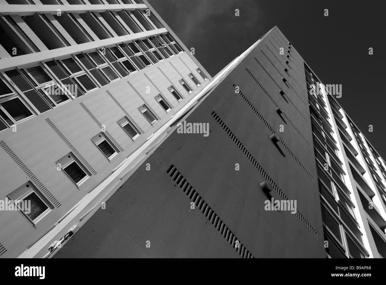 Un bloc d'appartements vue vers le ciel en monochrome Banque D'Images
