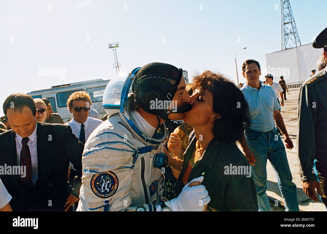Astronaute français Jean Pierre Haignere membre du français russe Soyouz TM  17 l'équipage de l'espace dit au revoir à sa femme avant de soulever Photo  Stock - Alamy