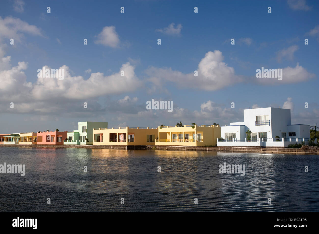 Nouveaux logements colorés se trouve sur le côté du lagon d'Ambergris Caye au Belize. Banque D'Images