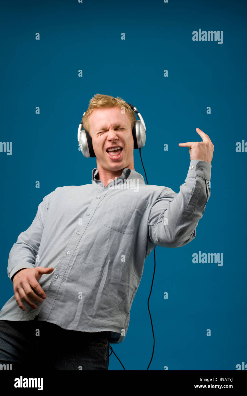 Man playing air guitar Banque D'Images