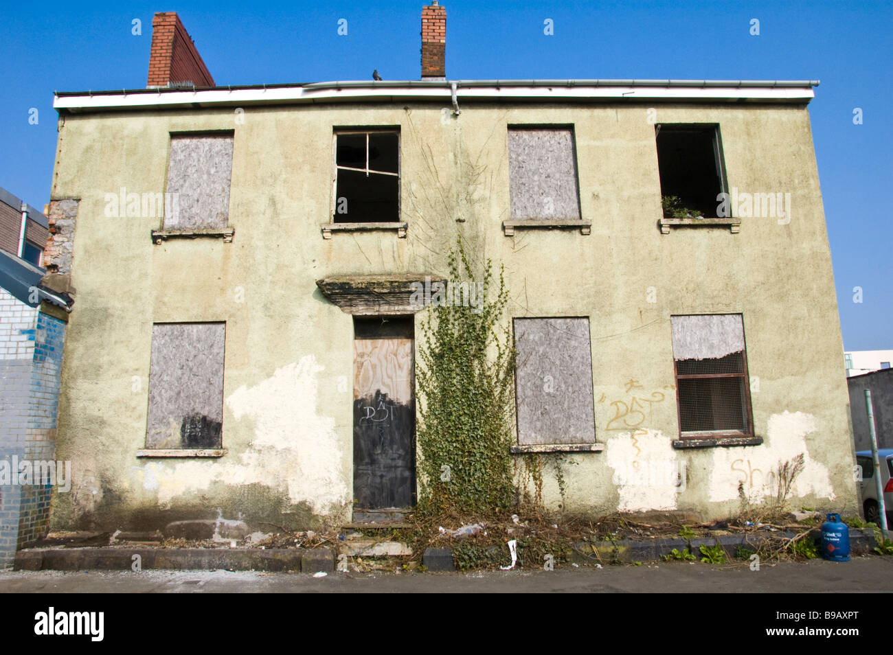 Maison individuelle à l'abandon à Newport South Wales UK Banque D'Images