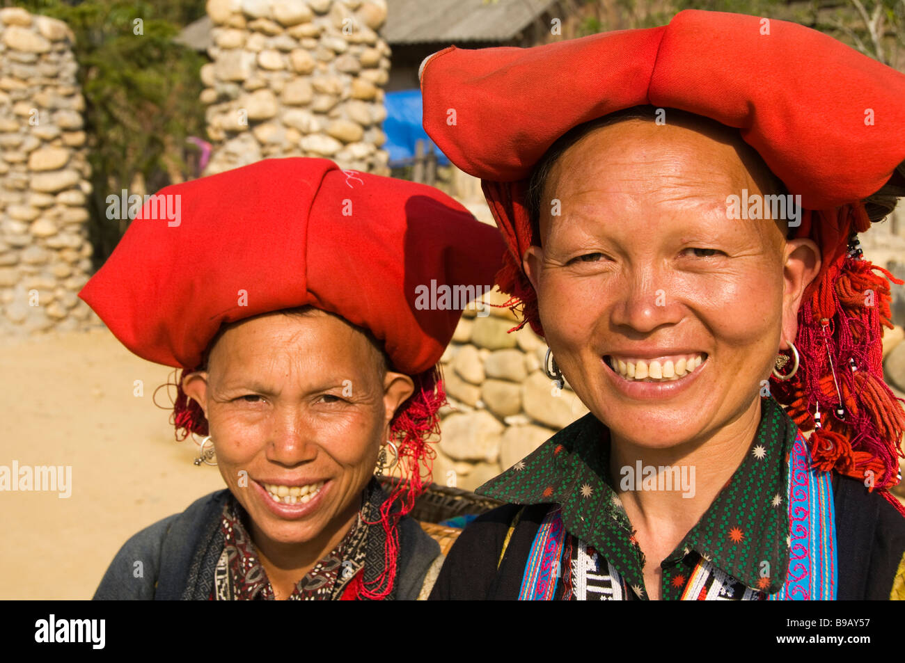 Portrait de femme en rouge Yao Sapa Vietnam Banque D'Images