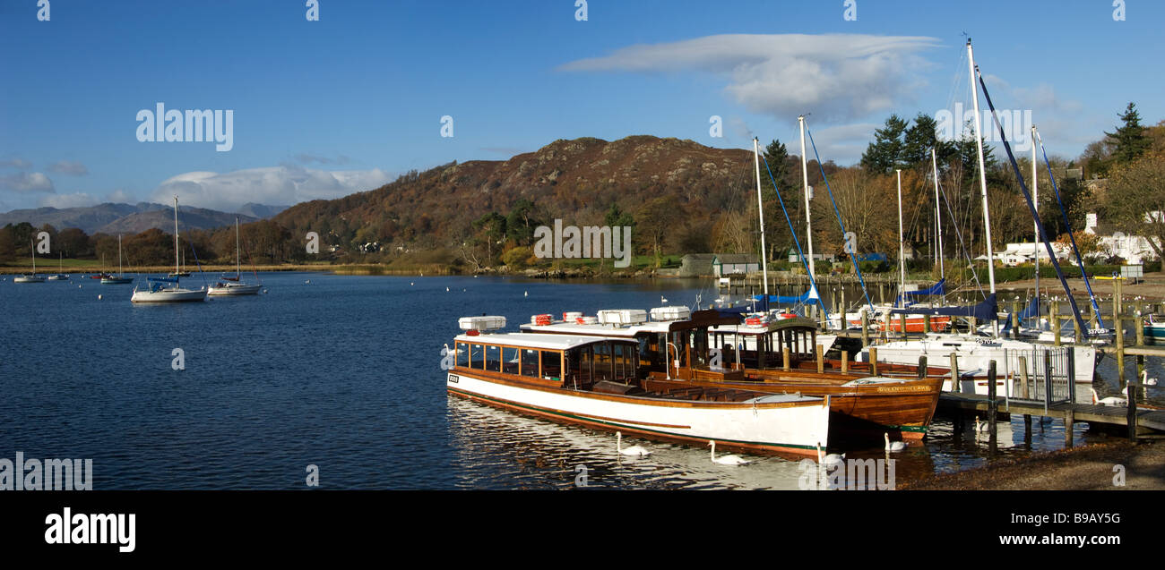 Bateaux amarrés à la jetée sur le lac Windermere, Lake District, Cumbria, Angleterre, automne Banque D'Images