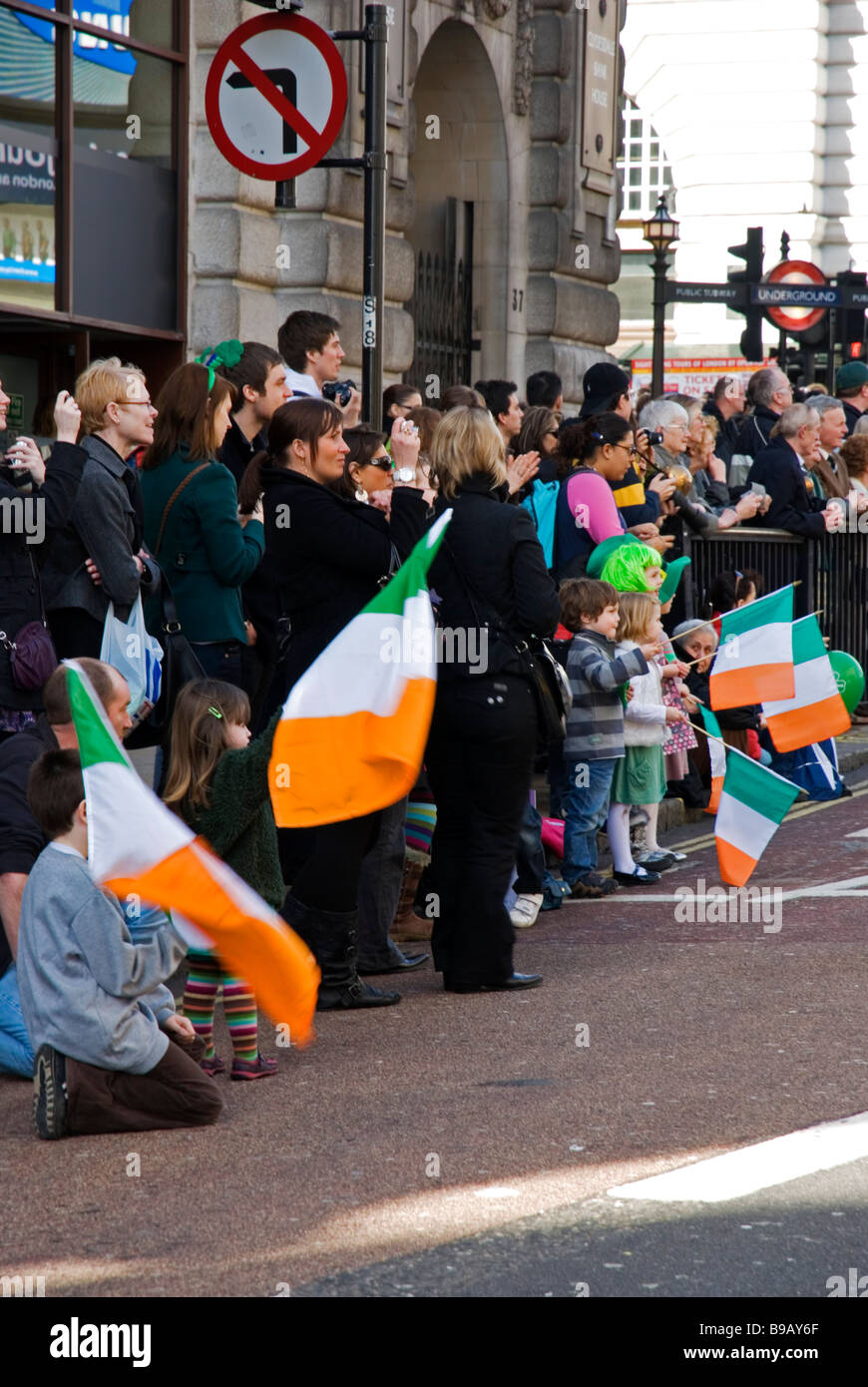 Les personnes à la Saint Patrick's Day Parade à Londres Angleterre Royaume-uni 15 Mars 2009 Banque D'Images