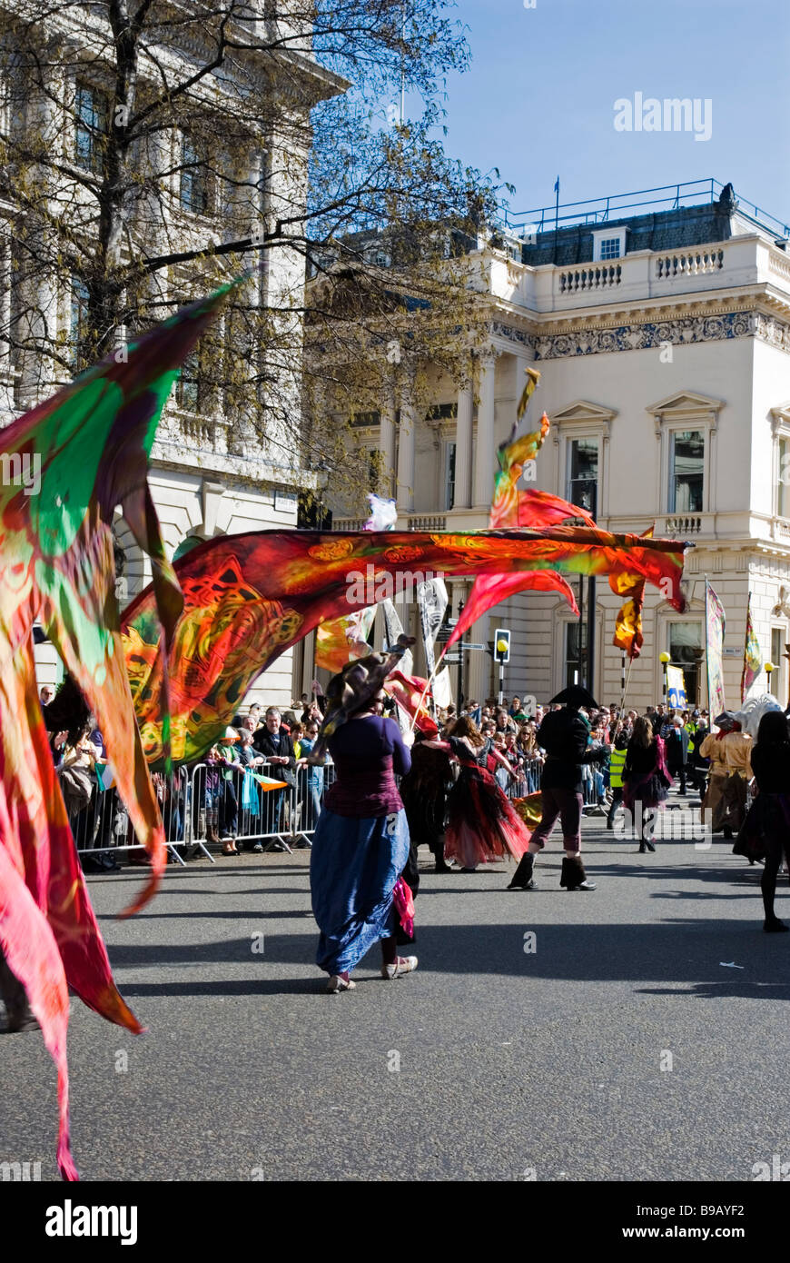 Les gens dans leurs costumes à Saint Patrick's Day Parade à Londres Angleterre Royaume-uni. 15 Mars 2009 Banque D'Images