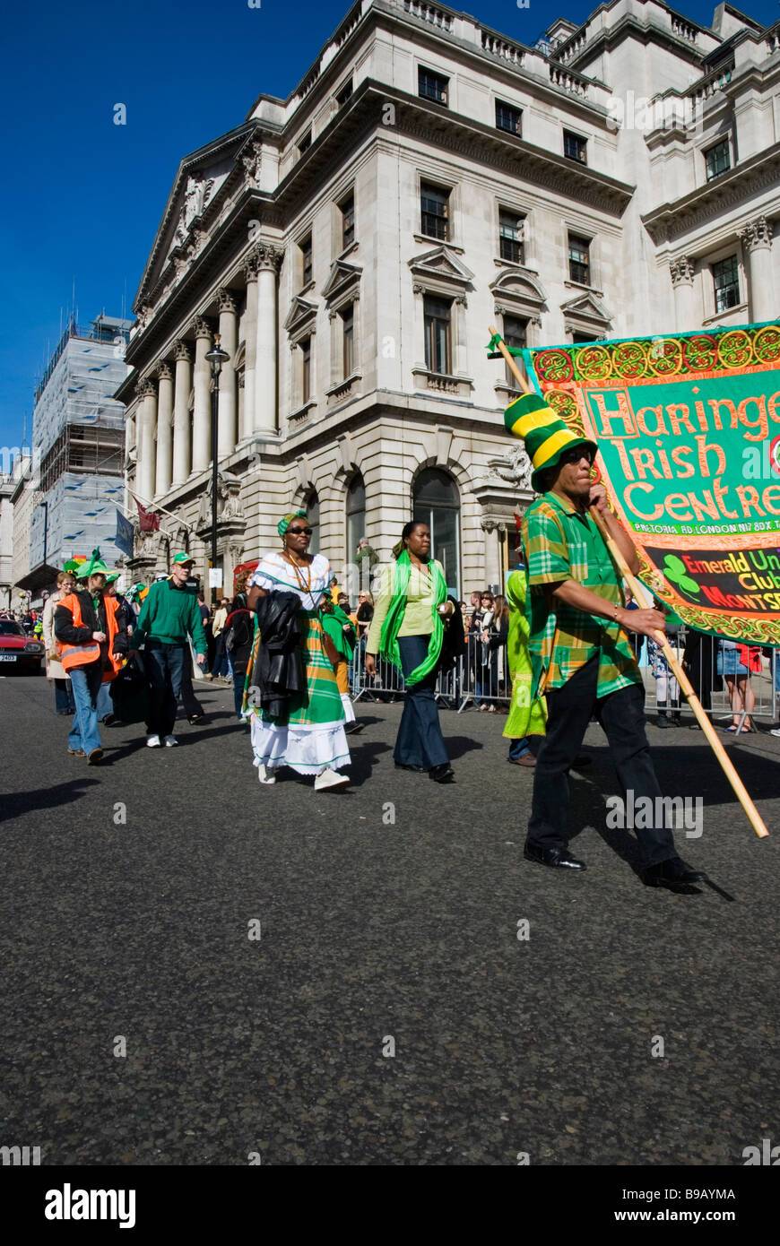 Les gens de Haringey Centre Irlandais marchant avec leur drapeau à St Patrick's Day Parade à Londres Angleterre Royaume-uni, 15 mars 2009 Banque D'Images