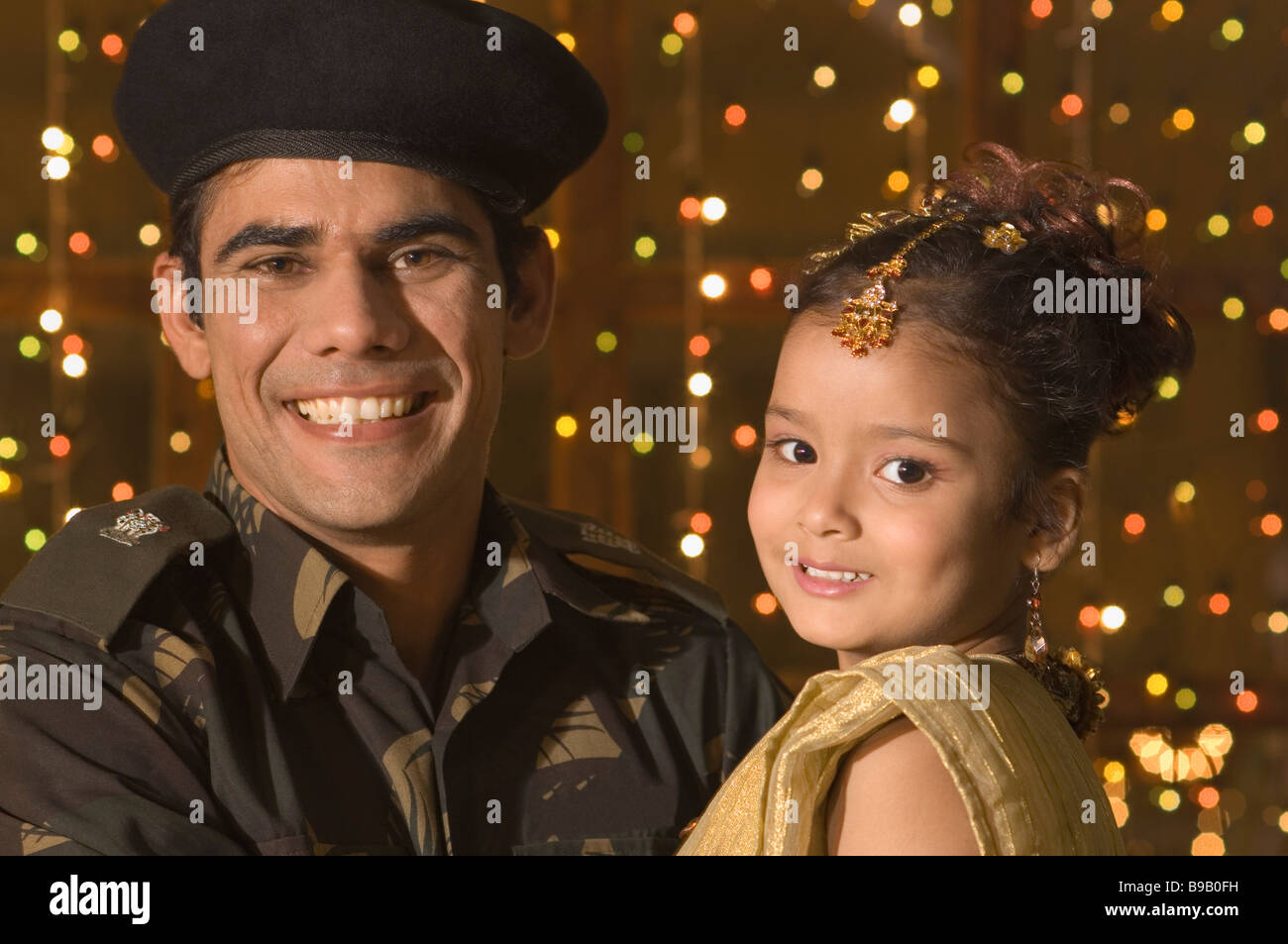 Soldat de l'armée américaine en souriant avec sa fille en face de Diwali decoration Banque D'Images