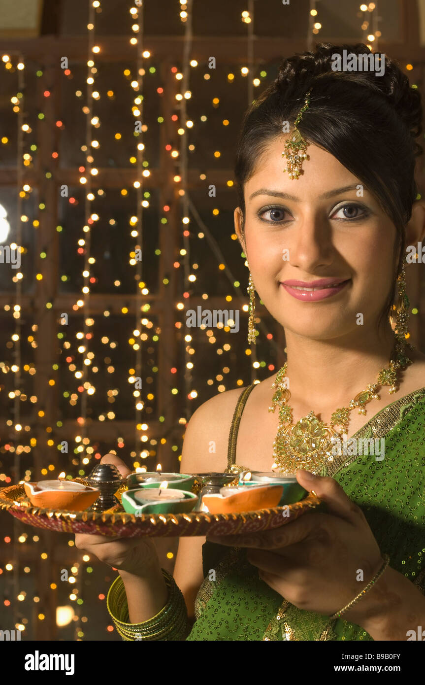 Femme tenant un traditionnel thali Diwali Banque D'Images