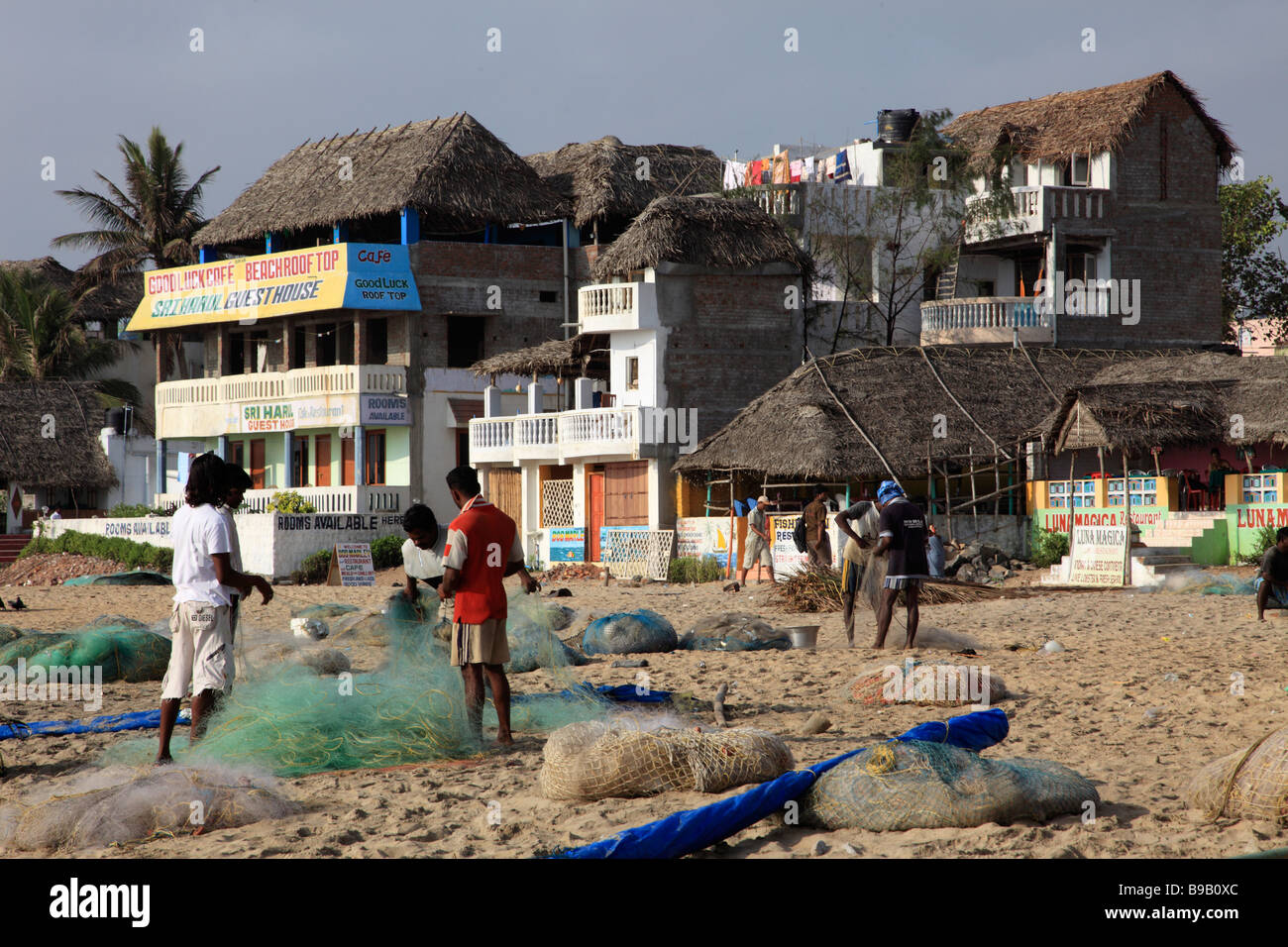 L'Inde Tamil Nadu Mamallapuram Mahabalipuram beach maisons de pêcheurs Banque D'Images