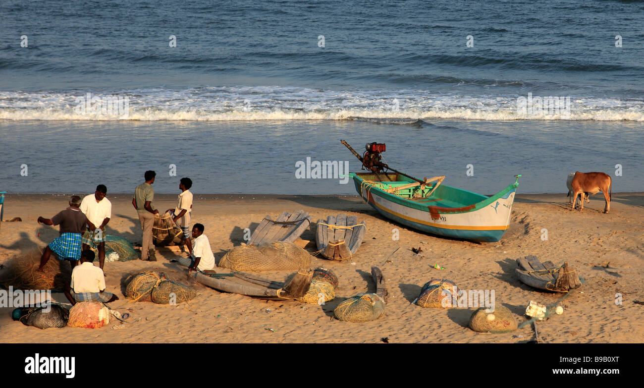 L'Inde Tamil Nadu Mamallapuram Mahabalipuram plage pêcheurs Banque D'Images