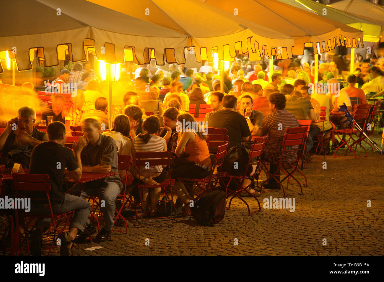 Personnes dans un café de la rue dans la vieille ville de Cologne, en Allemagne. Banque D'Images