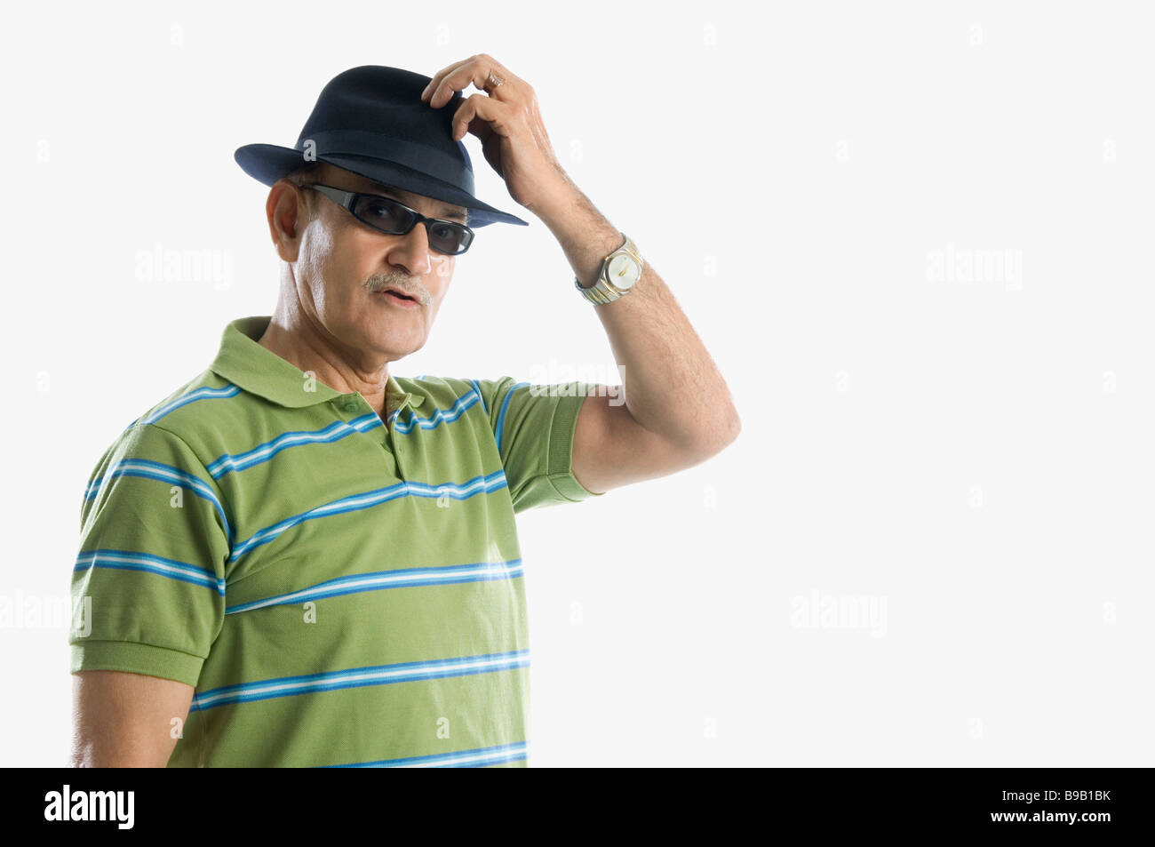 Homme portant des lunettes de soleil et chapeau holding Banque D'Images
