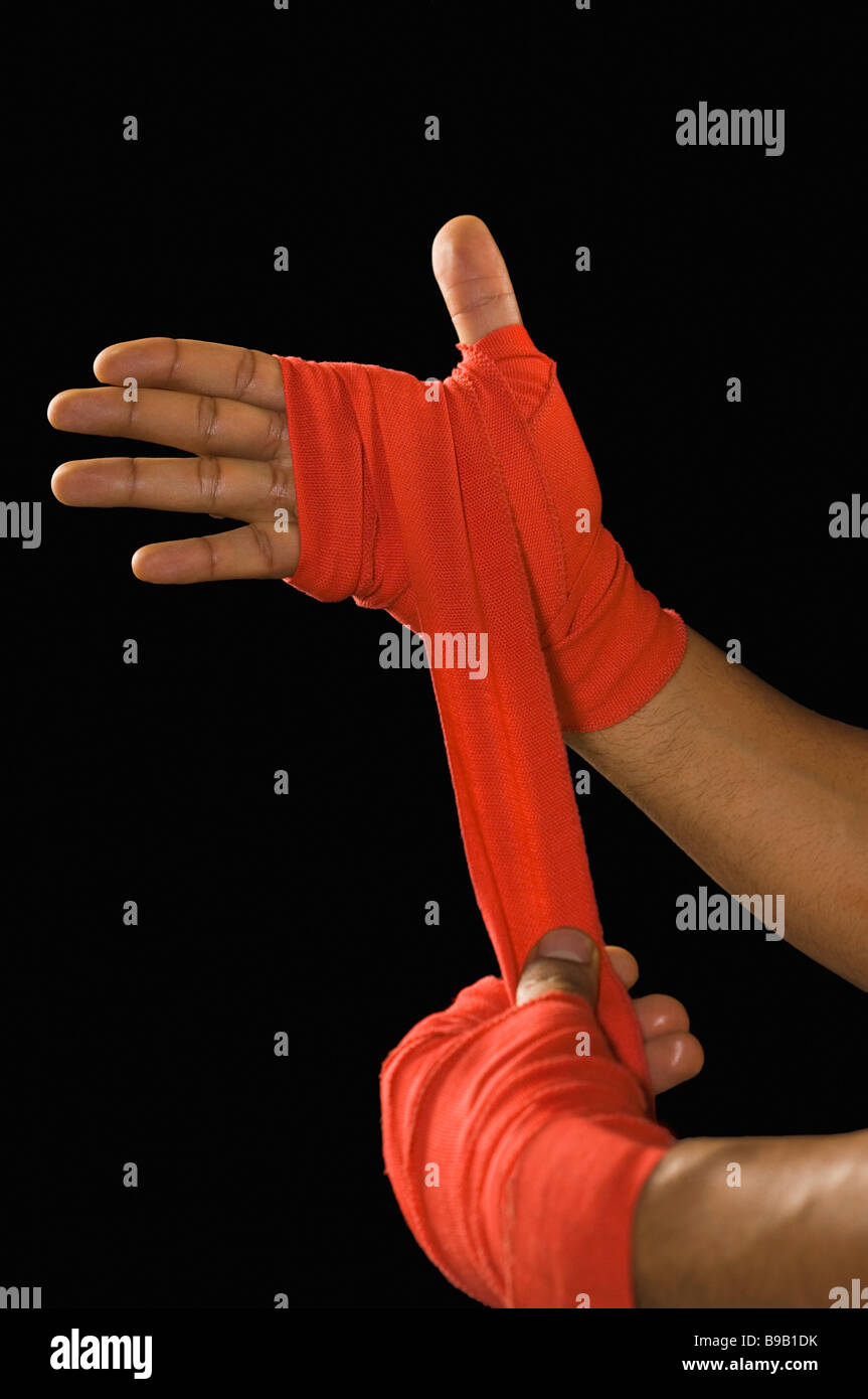 Male boxer rétractable crepe bandage sur sa main Banque D'Images