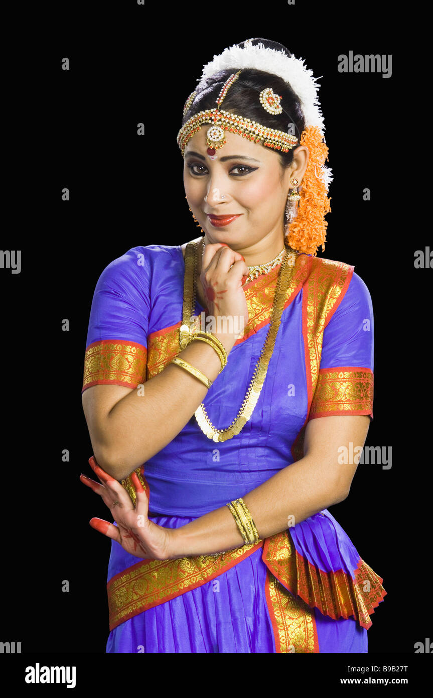 Woman performing Bharatnatyam la danse classique de l'Inde Banque D'Images