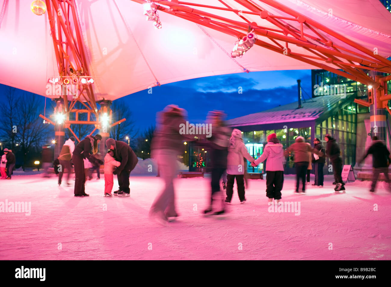 Patineurs sur glace à La Fourche Plaza, le centre-ville de Winnipeg, Manitoba, Canada. Banque D'Images