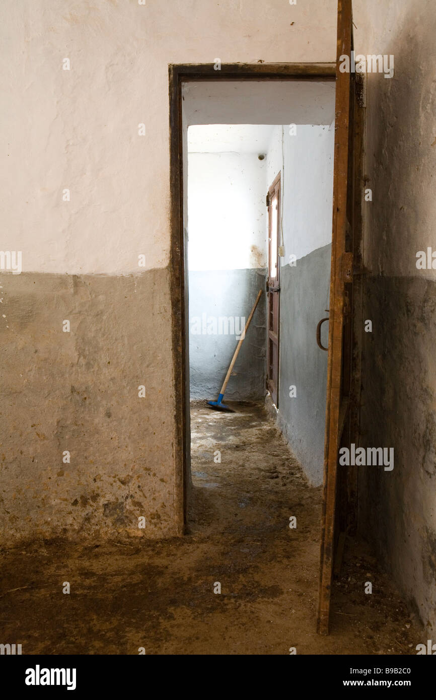 Broom se reposant dans une chambre vide sale Banque D'Images