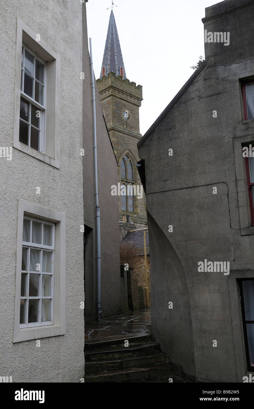 Dans l'Église à travers l'un de photo Stromness les ruelles étroites, y compris l'angle inhabituel de maisons à autoriser l'accès. Banque D'Images