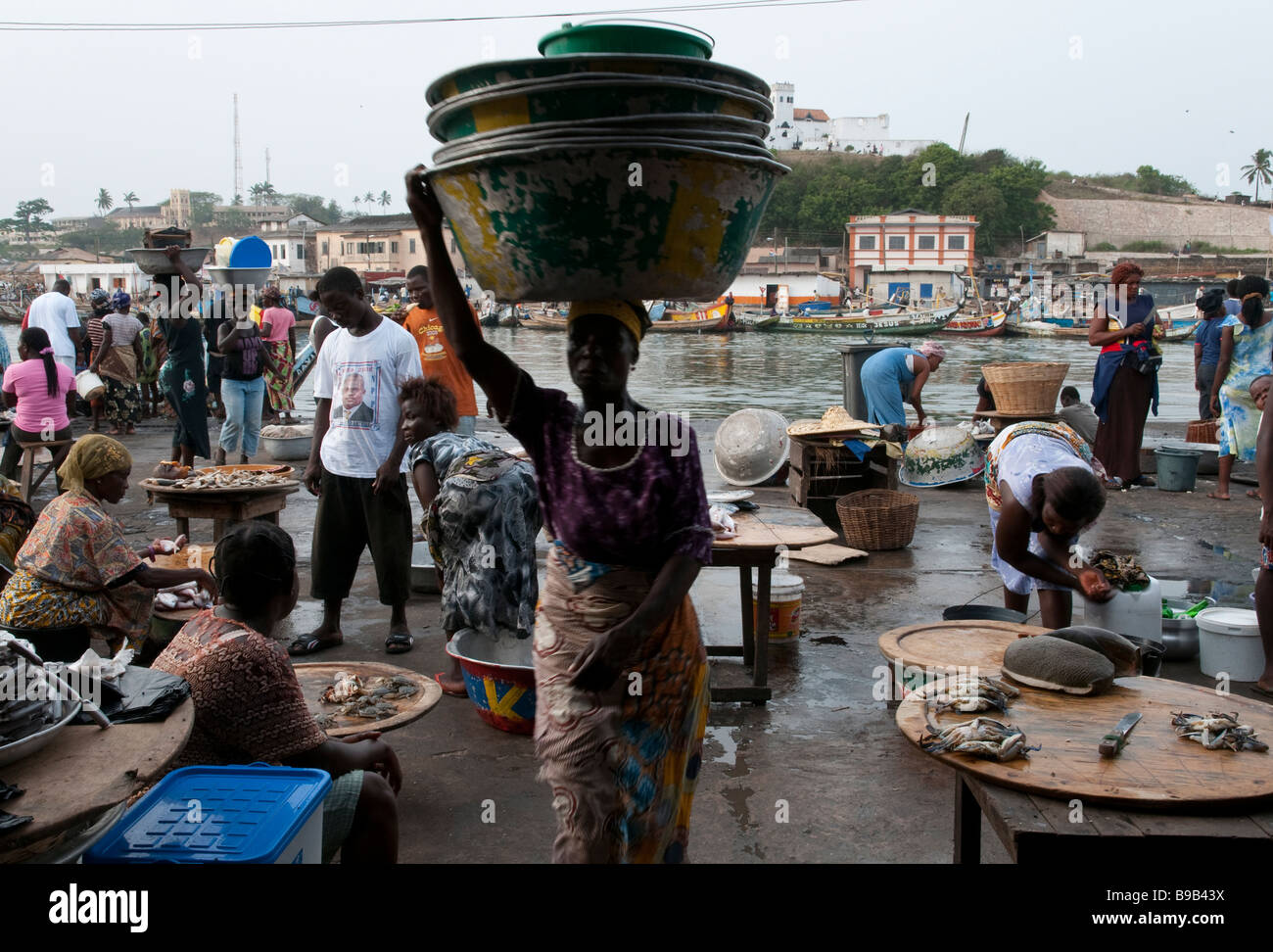 L'Afrique de l'Ouest Ghana Coast Elmina pirogues de pêche chargé avec des filets de pêche dans le port avec le fort st jago dans bkgd Banque D'Images