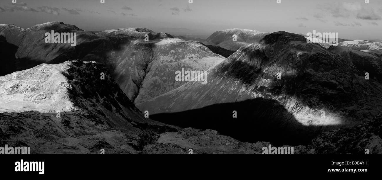 Ombre et Lumière, Lingmell et Grand Gable, prises à partir de Scafell Pike, Lake District Banque D'Images