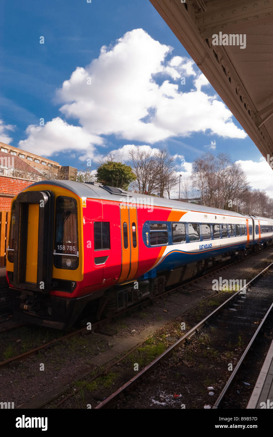 En attente d'un train à la gare de Norwich, Norfolk, UK Banque D'Images