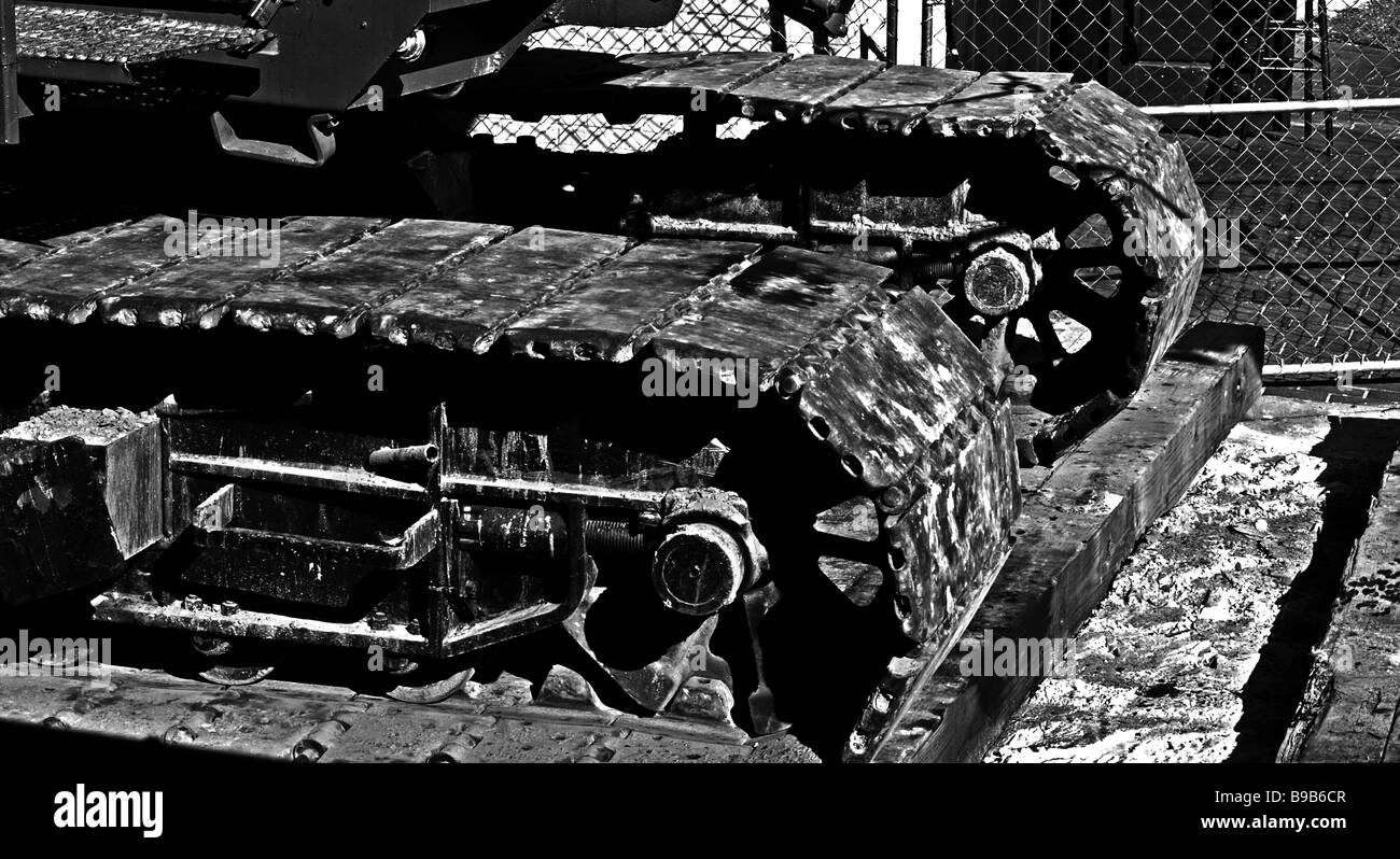 Tracteur noir et blanc bandes de métal de base de l'équipement de construction de grues industrielles Banque D'Images