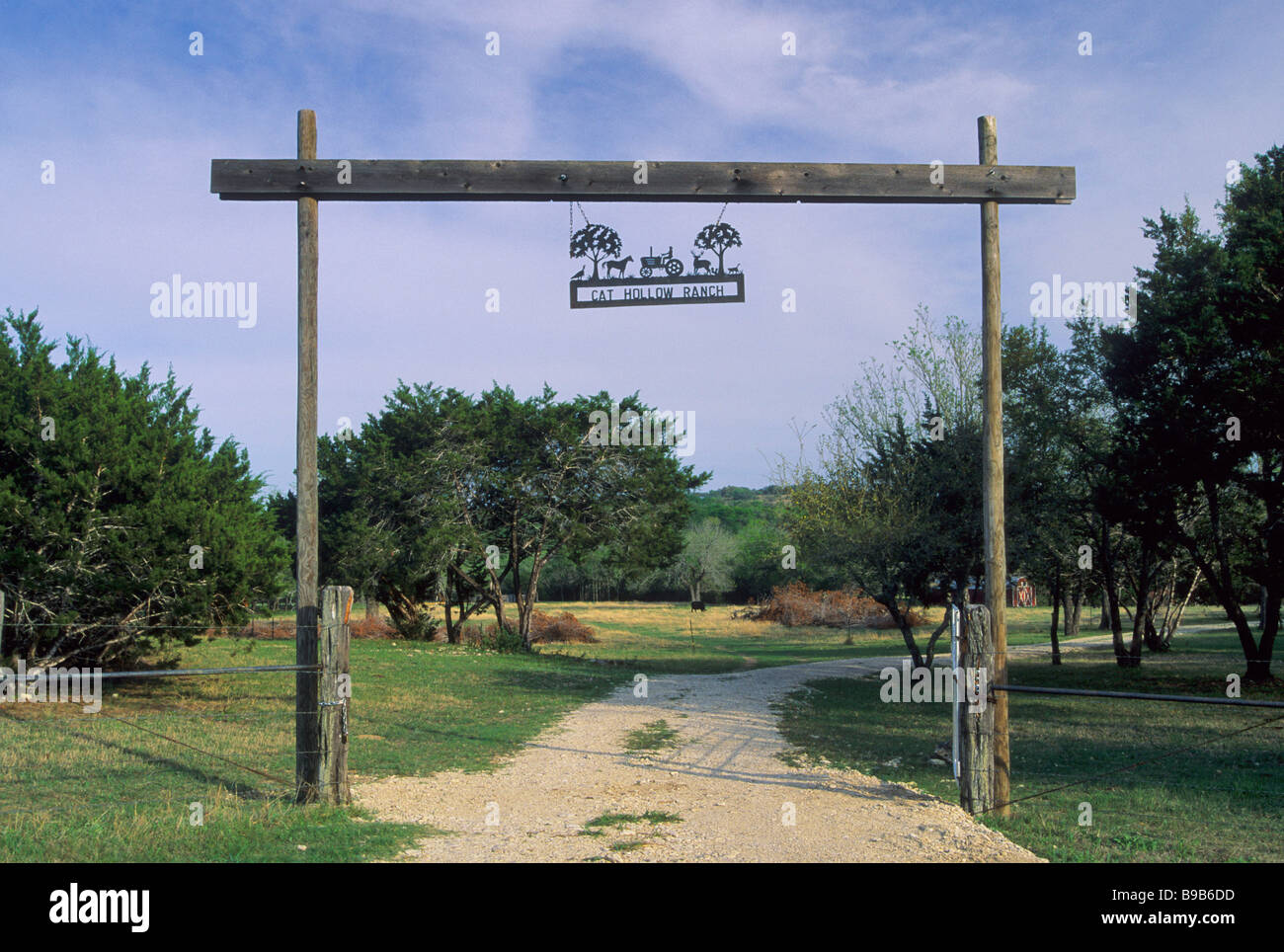 Signe en fer forgé porte ranch près de la ville de Mt Gainor sur Hays County Road 219 dans la montagne Texas USA Banque D'Images
