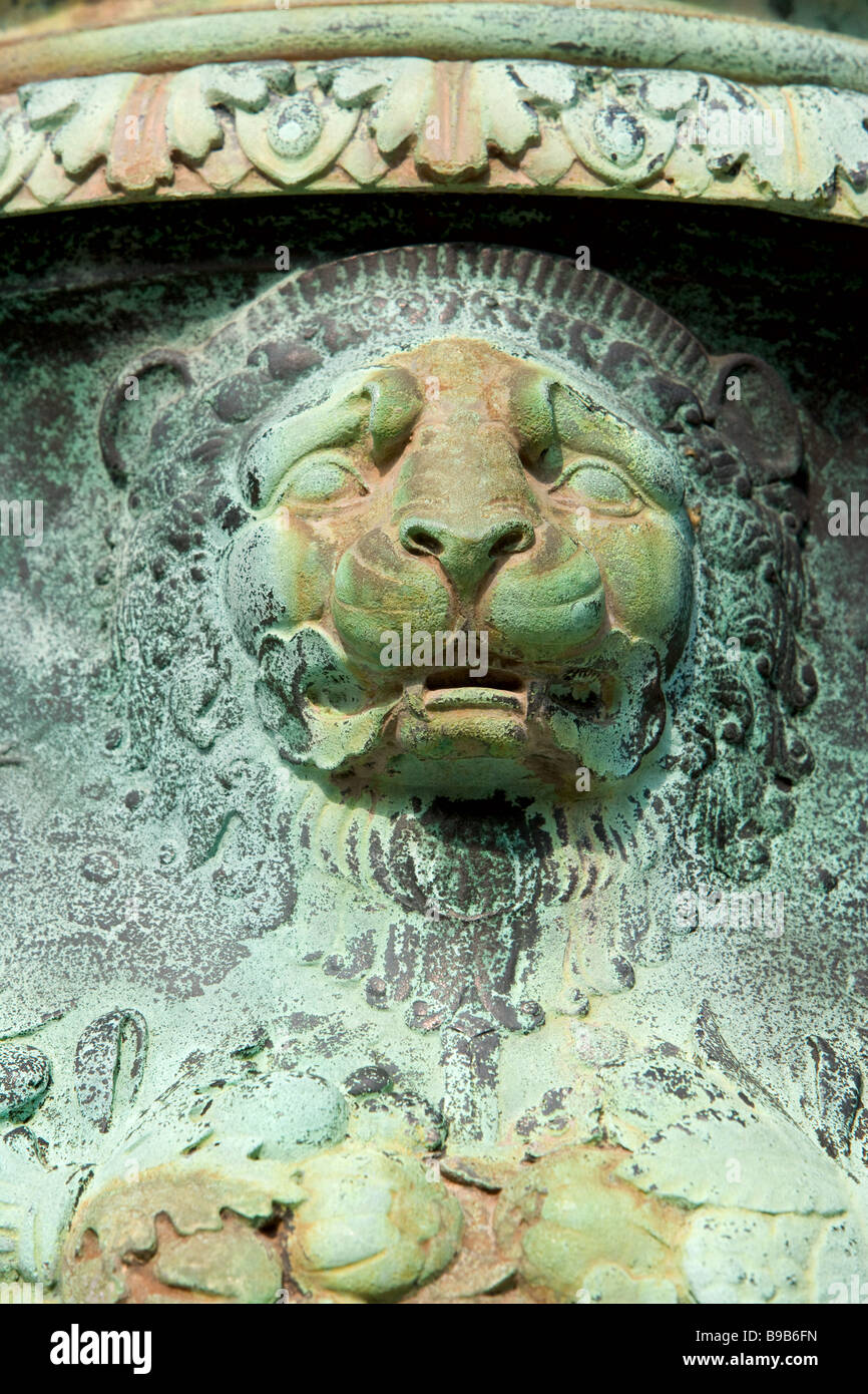 Visage d'un lion en bronze patiné. Banque D'Images