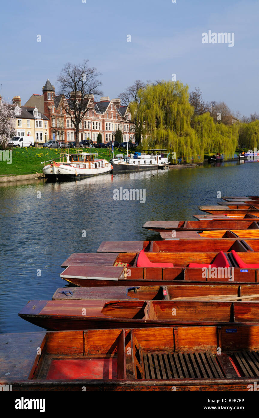 Plates amarré à sur la rivière Cam à Jésus vert, avec des maisons le long de Chesterton Road à l'arrière-plan, l'Angleterre Cambridge UK Banque D'Images