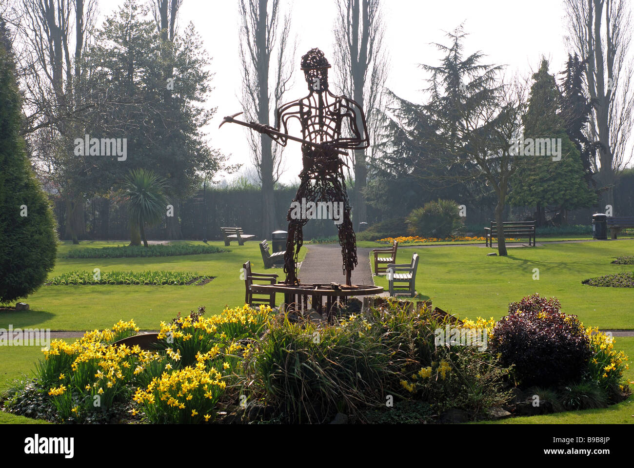 Sculpture mineur de charbon, les mineurs du bien-être social individuel, Bedworth, Warwickshire, England, UK Banque D'Images