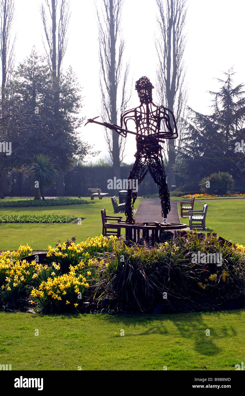 Sculpture mineur de charbon, les mineurs du bien-être social individuel, Bedworth, Warwickshire, England, UK Banque D'Images