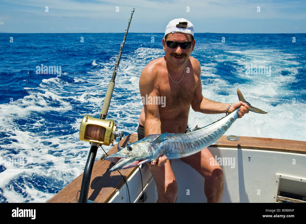 Pêche au gros pêche pêcheur montre wahoo sur bateau de pêche, la Réunion, France | Hochseeangeln, pêcheur mit Wahoo Fang Banque D'Images