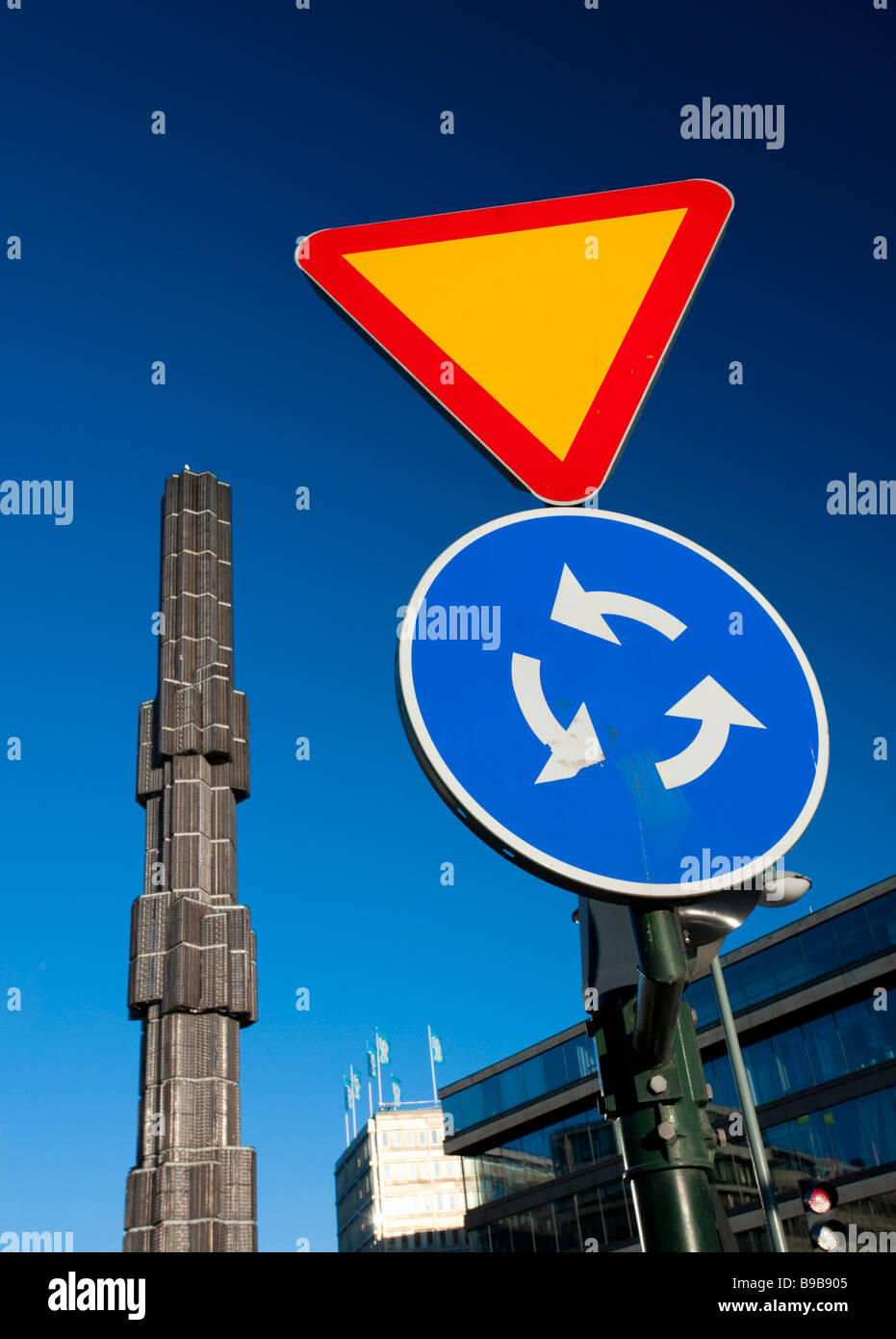Monument colonne et signe de la circulation à Sergels Torg à Stockholm, Suède Banque D'Images
