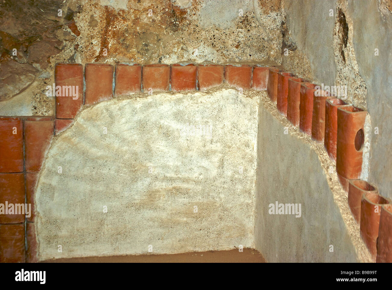 Certains anciens tuyaux de chauffage en céramique à l'intérieur de plâtre des murs de baignoire chambre en palais privé du Roi Hérode Masada forteresse Banque D'Images
