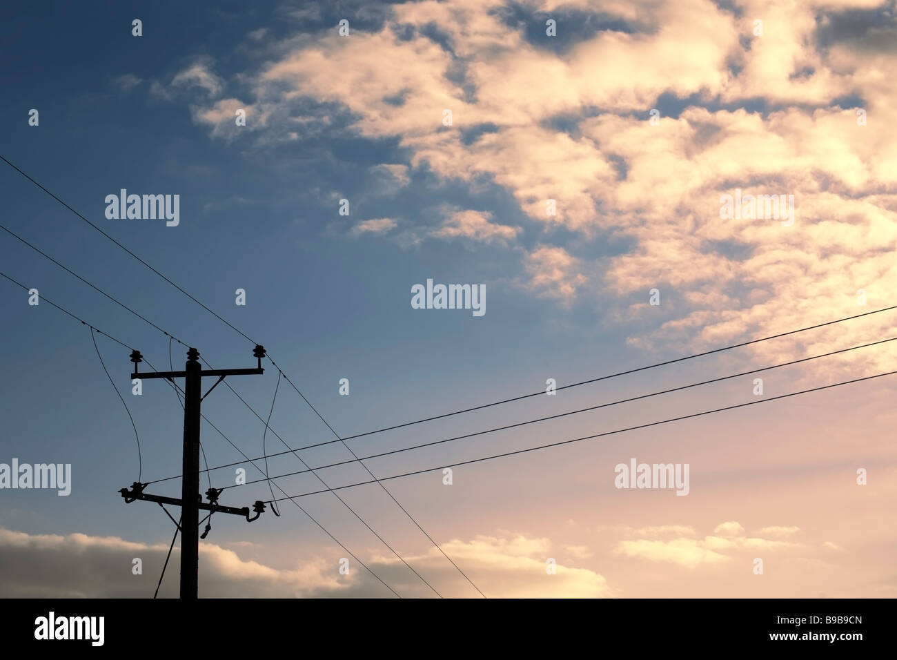 A. Connexion par câble électrique électrique courant au conducteur de l'énergie électricité industrielle internet isolateurs grille essentiels Banque D'Images