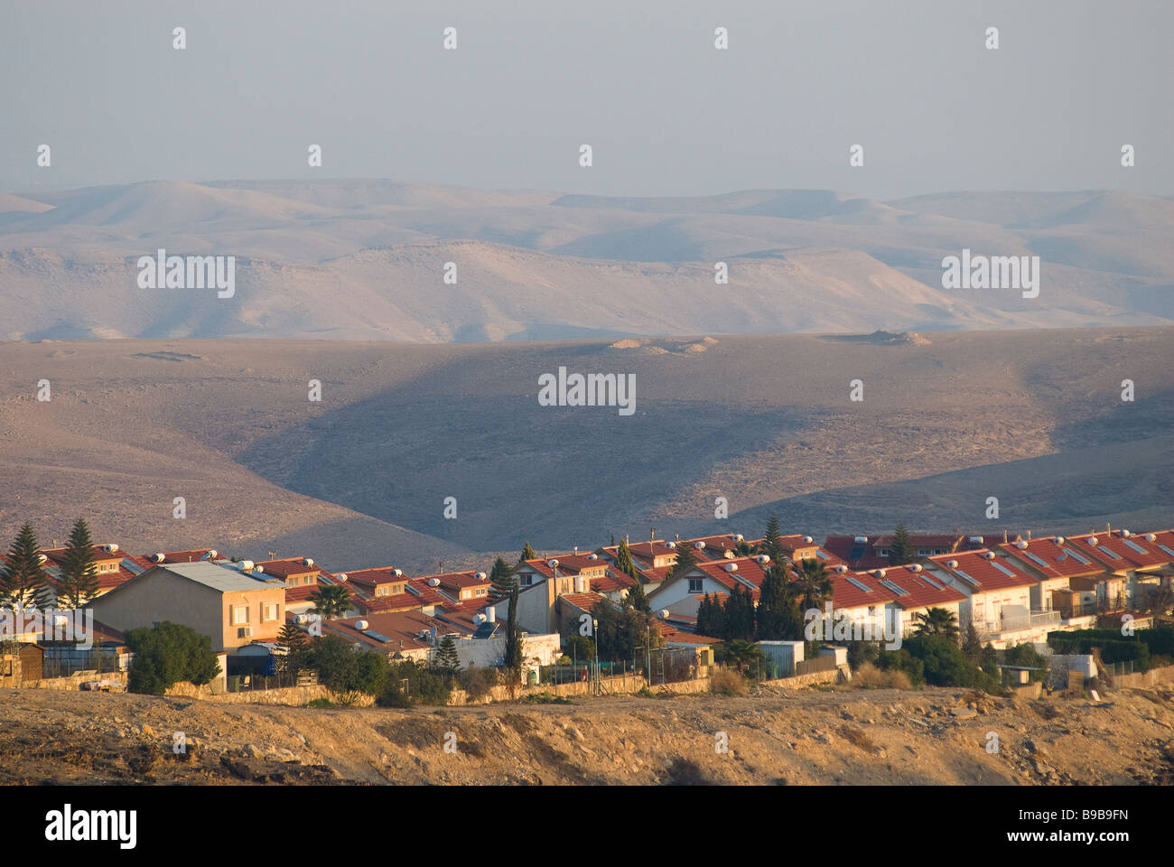 Un quartier à Arad une ville dans le District sud d'Israël est situé sur la frontière du désert de Judée et du Néguev Banque D'Images