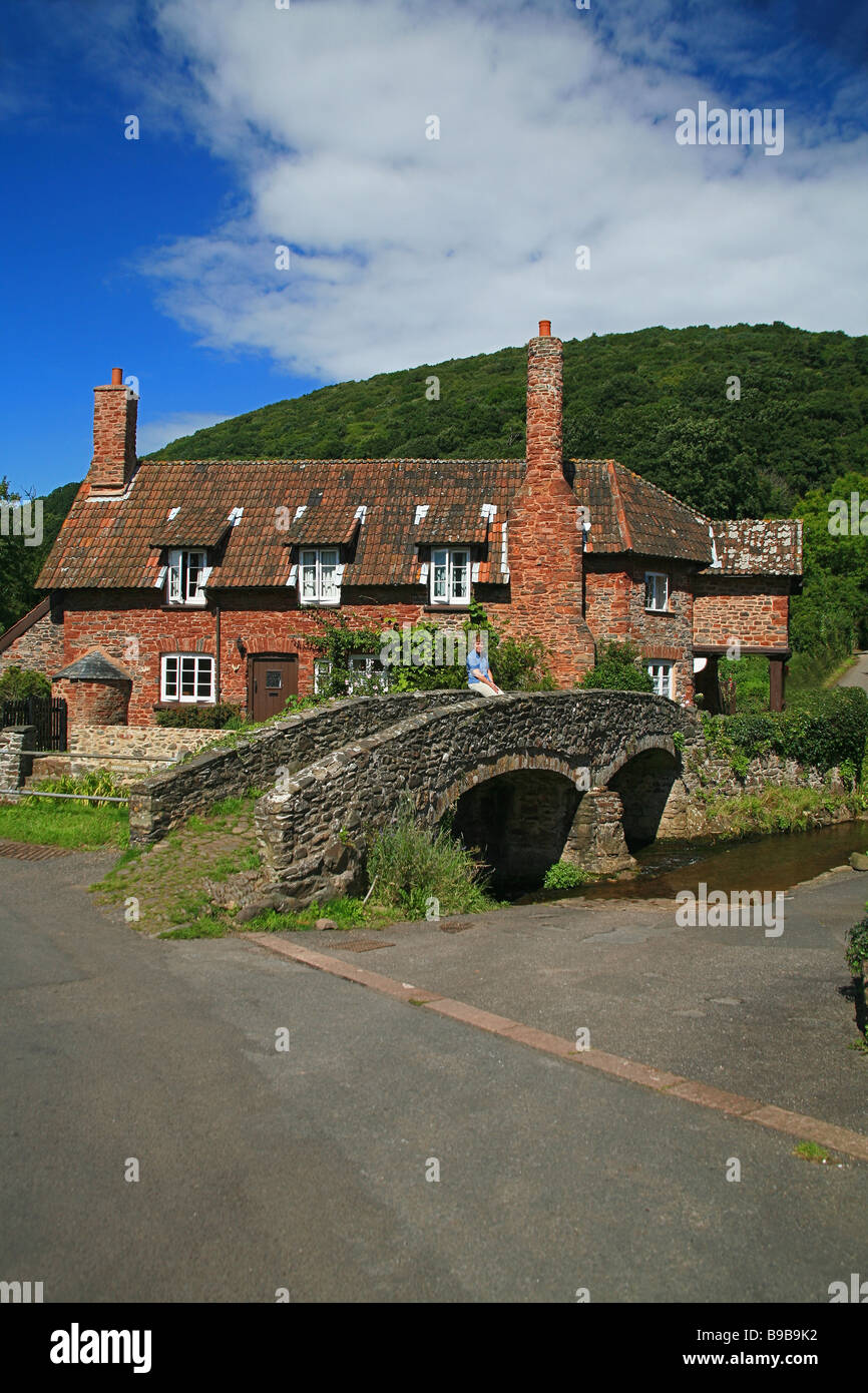 Chalets traditionnels en pierre et pack horse bridge dans le village de Allerford, Somerset, England, UK Banque D'Images