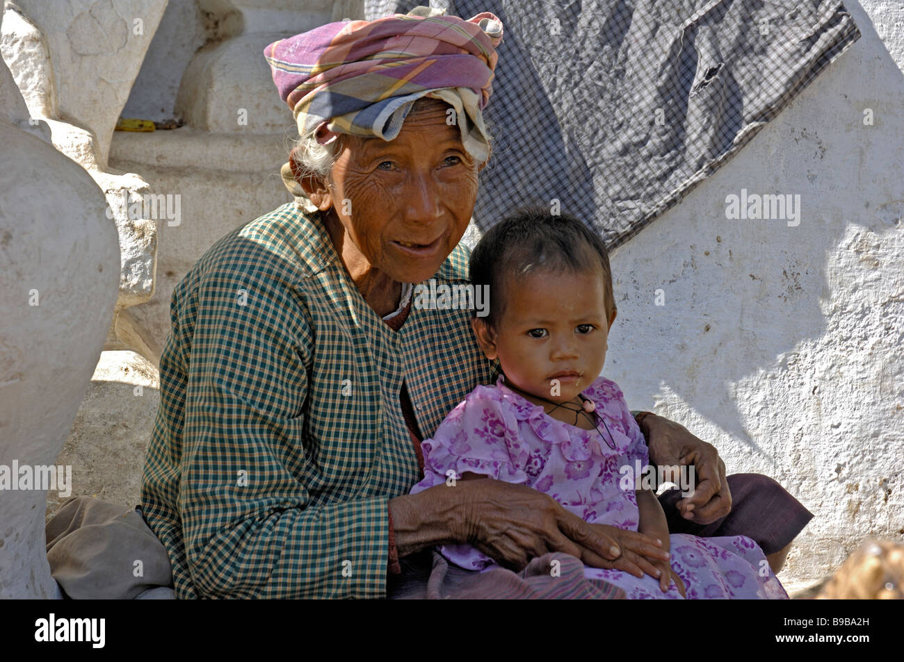 Femme avec enfant birman Mandalay Birmanie Myanmar Banque D'Images