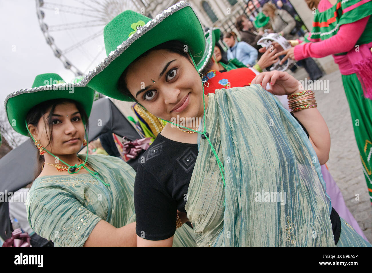 'Indiens' Bollywood dancers préparer pour St Patrick's Day Parade en dehors de Belfast City Hall Banque D'Images