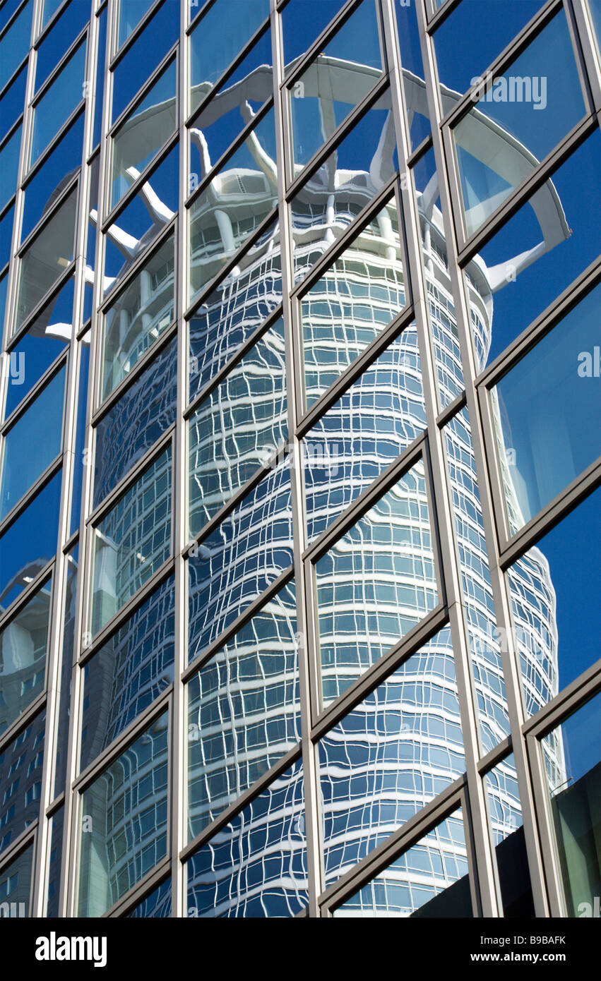 Tour de Westend à Francfort, siège de la DZ BANK, qui se reflète dans la façade de verre d'un autre office building Banque D'Images